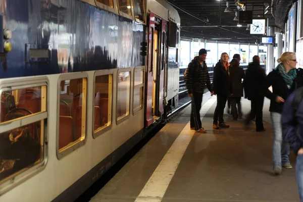 Insanlar tren istasyonunda — Stok fotoğraf