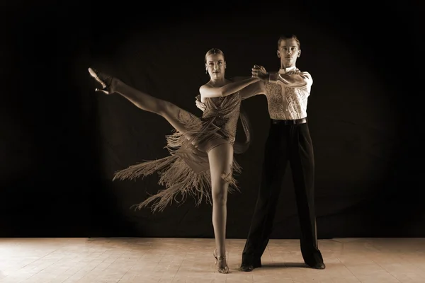 Danseurs de tango dans la salle de bal — Photo