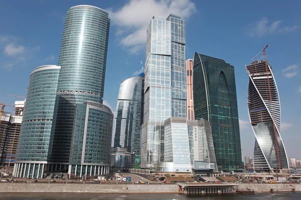 Centro de negocios internacional con río Moskva — Foto de Stock
