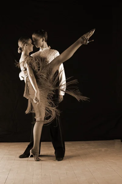 Bailarines latinos en el salón de baile — Foto de Stock