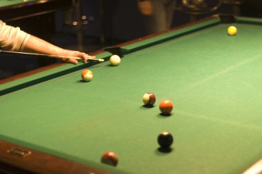 Toplu bilardo masası.