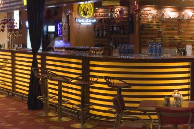 güzel bir otel lounge bar şişe rafları ile