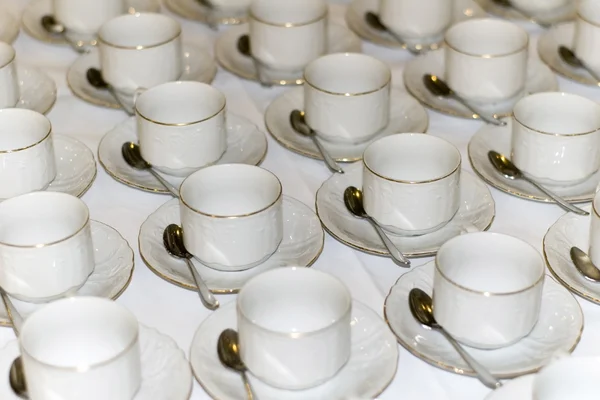 Molte file di pura tazza bianca e piattino — Foto Stock