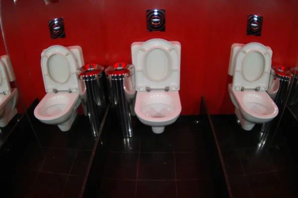 Urinoirs in openbaar toilet — Stockfoto