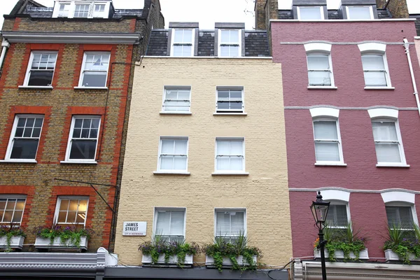 런던, 영국에 있는 제임스 거리에 있는 오래 된 색깔 집 — 스톡 사진