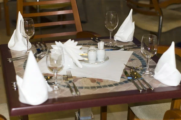 テーブルに食べ物と飲み物 — ストック写真