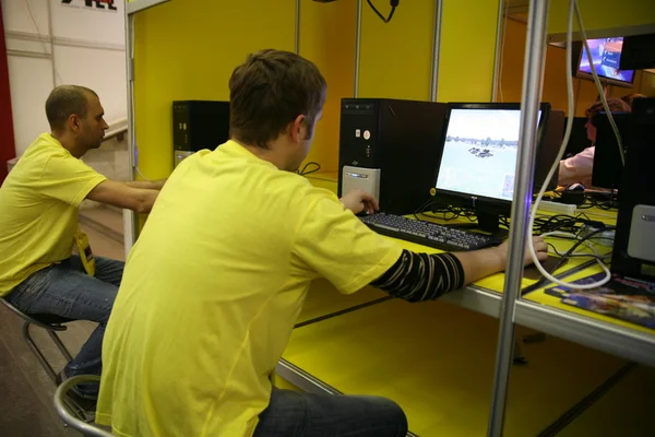 Unidentified young people playing video games — Stock Photo, Image