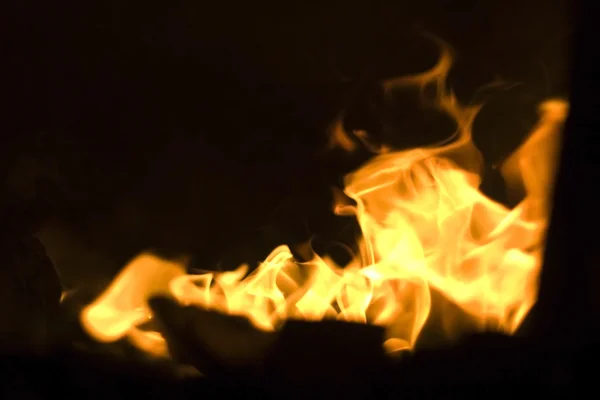 Piezas ardientes y brillantes de madera en la chimenea — Foto de Stock