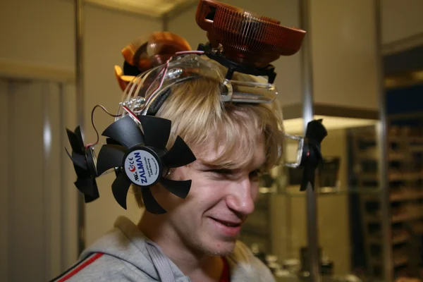Człowiek z komputera Chłodnice na głowie — Zdjęcie stockowe