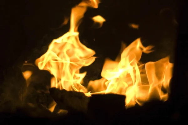 Burning and glowing pieces of wood in Fireplace — Stock Photo, Image