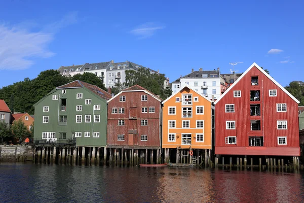 Alte lagerhallen in trondheim, norwegen — Stockfoto