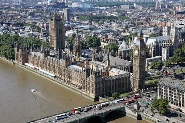 Riksdagshuset med big ben står hög med Themsen i lond Royaltyfria Stockbilder