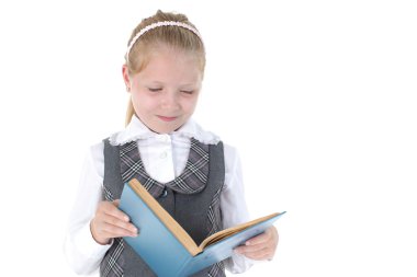 8 yıl eski okul kız beyaz zemin üzerine kitap okumak