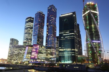 ünlü ve güzel gece görünümü gökdelenler şehri