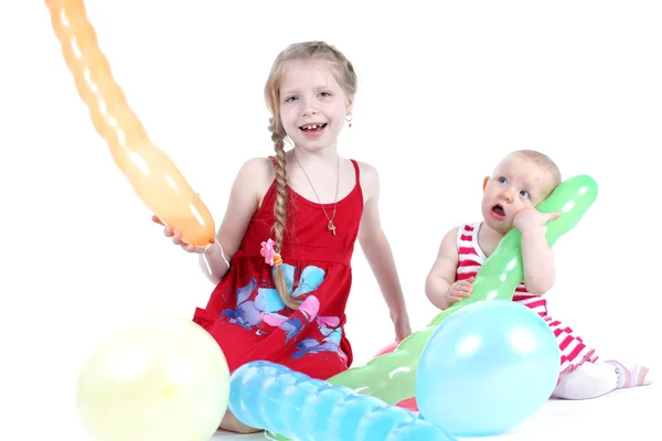 Schattige kleine twee zussen 8 jaar en 11 maanden oud met lucht ballon — Stockfoto