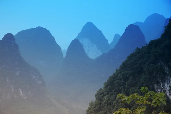 Μπλε mt - καρστικών βουνά στο li ποταμού κοντά yangshuo — Stockfoto