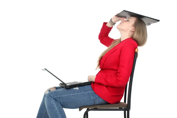 Dopo lavoro duro - la donna si rilassa su computer con file — Foto Stock