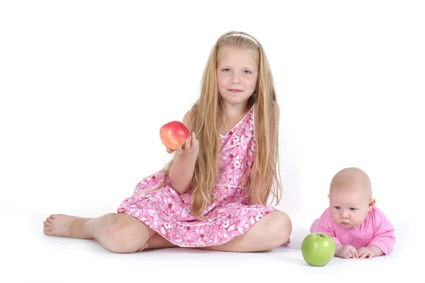 Αξιολάτρευτο μικρό δύο αδελφές ols 8 έτος και 3 μήνες με μήλο — Φωτογραφία Αρχείου