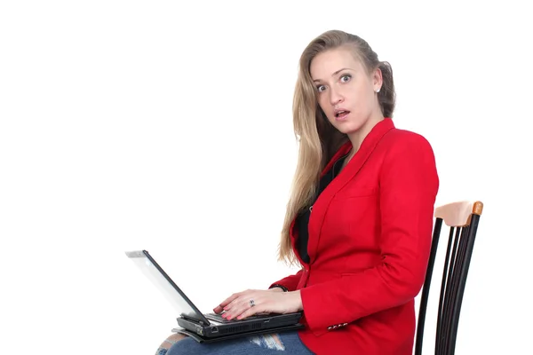 Duro lavoro - donna stanca che lavora su computer isolato su bianco — Foto Stock