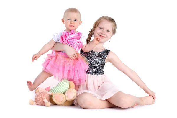 Adorables dos hermanas de 8 años y 11 meses de edad —  Fotos de Stock