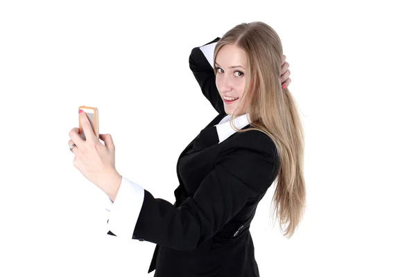 Женщина в деловой одежде делает автопортрет со своим телефоном — стоковое фото