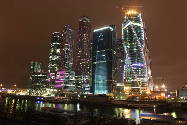 Famosa y hermosa vista de noche rascacielos de la ciudad — Foto de Stock