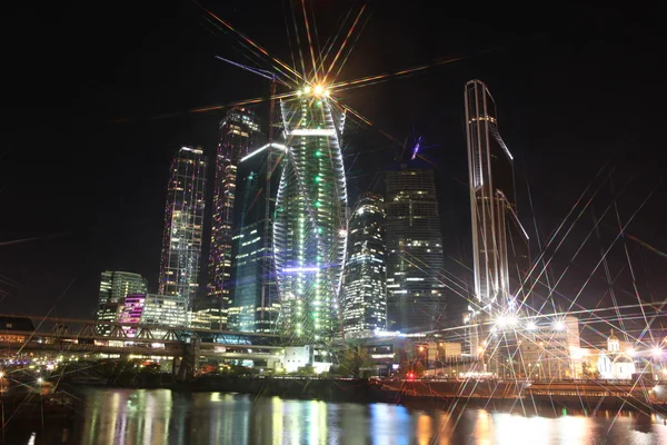 Famosa y hermosa vista de noche rascacielos de la ciudad —  Fotos de Stock