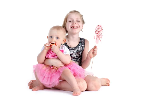 Adorável pouco duas irmãs 8 anos e 11 meses de idade com doces — Fotografia de Stock