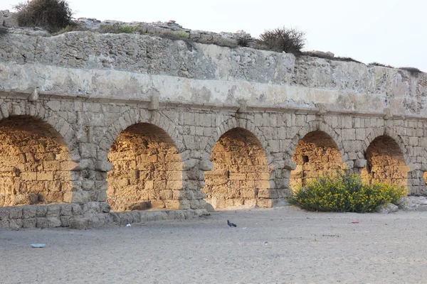 Israel, old Ancient Roman aqueduct in Ceasarea — Stock Photo, Image