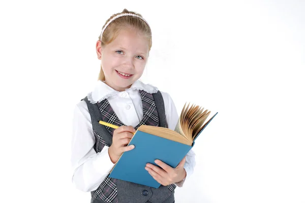 8 años de edad chica de la escuela con libro y pluma sonriendo — Foto de Stock