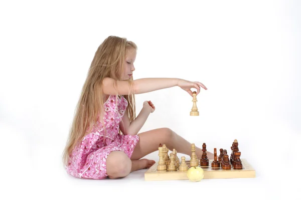 Beyaz satranç oynarken sevimli kız — Stok fotoğraf