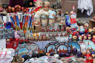 Semt pazarı üzerinde Rus Hatıra Eşyası