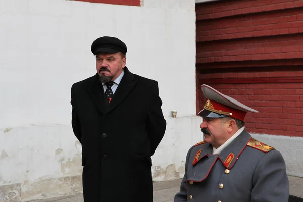 Personificadores de Lenin y Stalin en la calle de Moscú — Foto de Stock