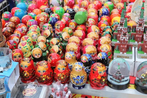 Nagyon nagy a választék a matryoshkas orosz ajándéktárgyak az ajándékboltban — Stock Fotó