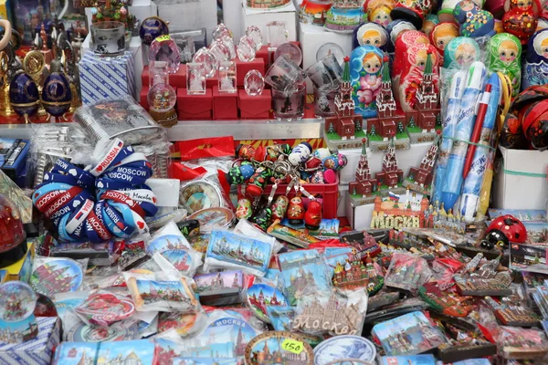 Russische souvenirs op straat markt — Stockfoto