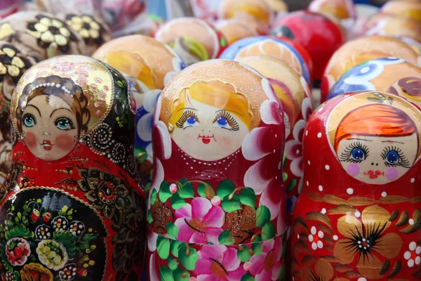 Очень большой выбор матрешек русских сувениров в сувенирном магазине — стоковое фото