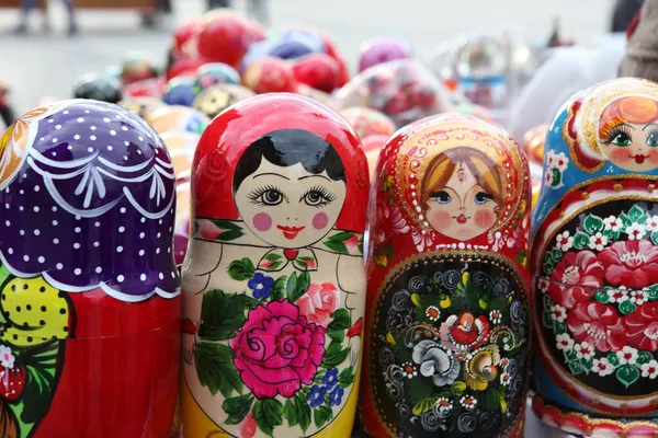 Zeer grote selectie van matryoshkas Russische souvenirs in de cadeauwinkel — Stockfoto