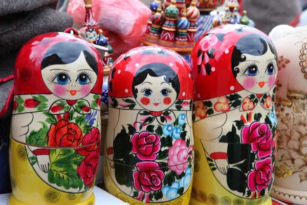 Очень большой выбор матрешек русских сувениров в сувенирном магазине — стоковое фото