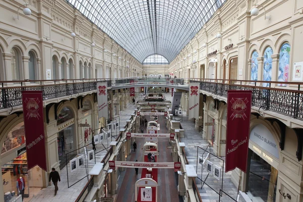 Interiér hlavní univerzální úložiště (guma) na Rudém náměstí v Moskvě, Rusko — Stock fotografie
