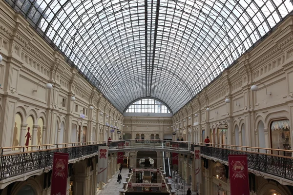 Interior de la Tienda Principal Universal (GUM) en la Plaza Roja de Moscú, Rusia — Foto de Stock