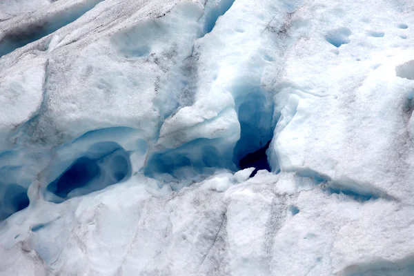 Lodowiec briksdalsbreen słynnego w dolinie briksdalen — Zdjęcie stockowe