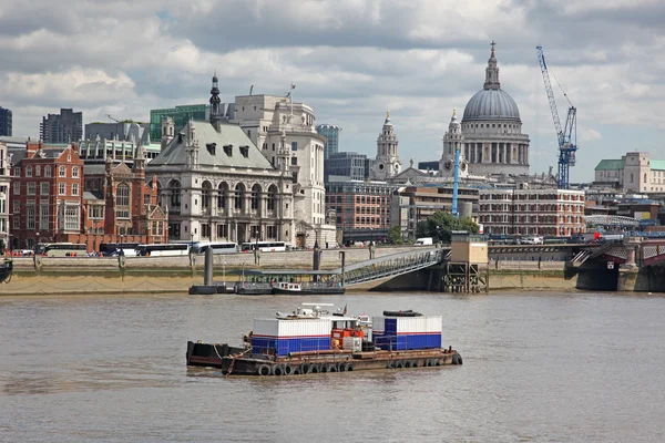 Katedrála svatého Pavla a řeku Temži v Londýně — Stock fotografie