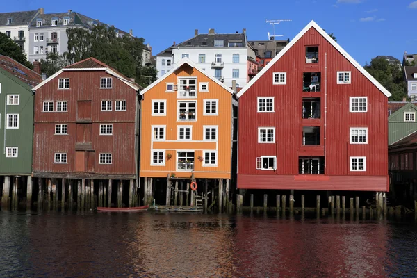 Oude pakhuizen in trondheim, Noorwegen — Stockfoto