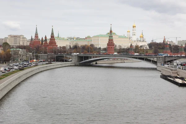 Trafik nära Moskva Kreml — Stockfoto