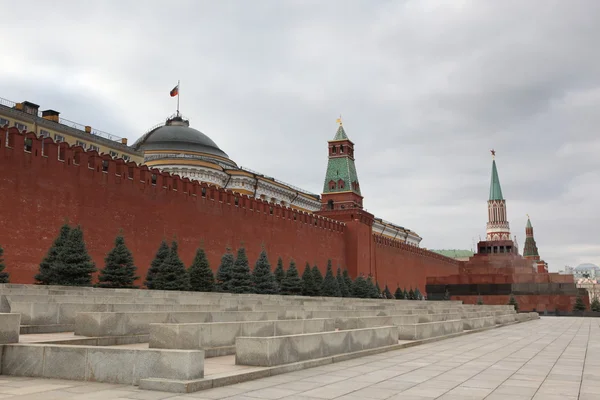 Кремлевская стена и мавзолей Ленина на Красной площади, Москва, Россия — стоковое фото