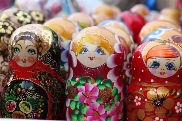 Seleção muito grande de lembranças russas de matryoshkas na loja de presentes — Fotografia de Stock