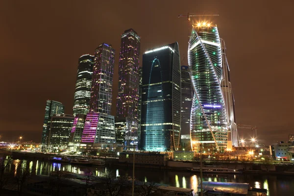 Vista nocturna Rascacielos Centro de negocios internacional de la ciudad —  Fotos de Stock