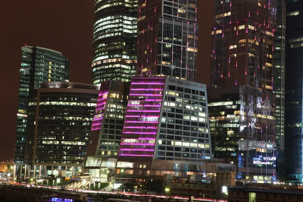 Vista nocturna Rascacielos Centro de negocios internacional de la ciudad — Foto de Stock