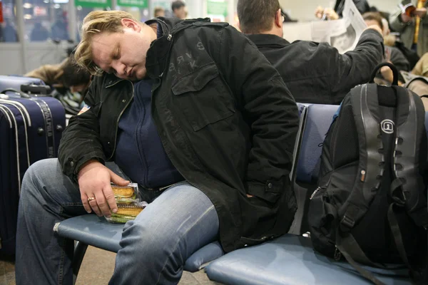 Uomo dorme in aeroporto — Foto Stock