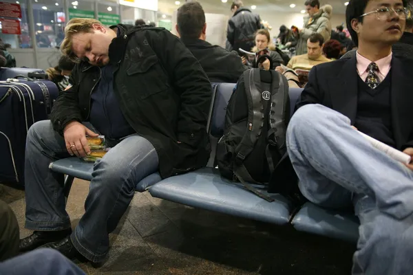 Man Sleeps In Airport — Stock Photo, Image